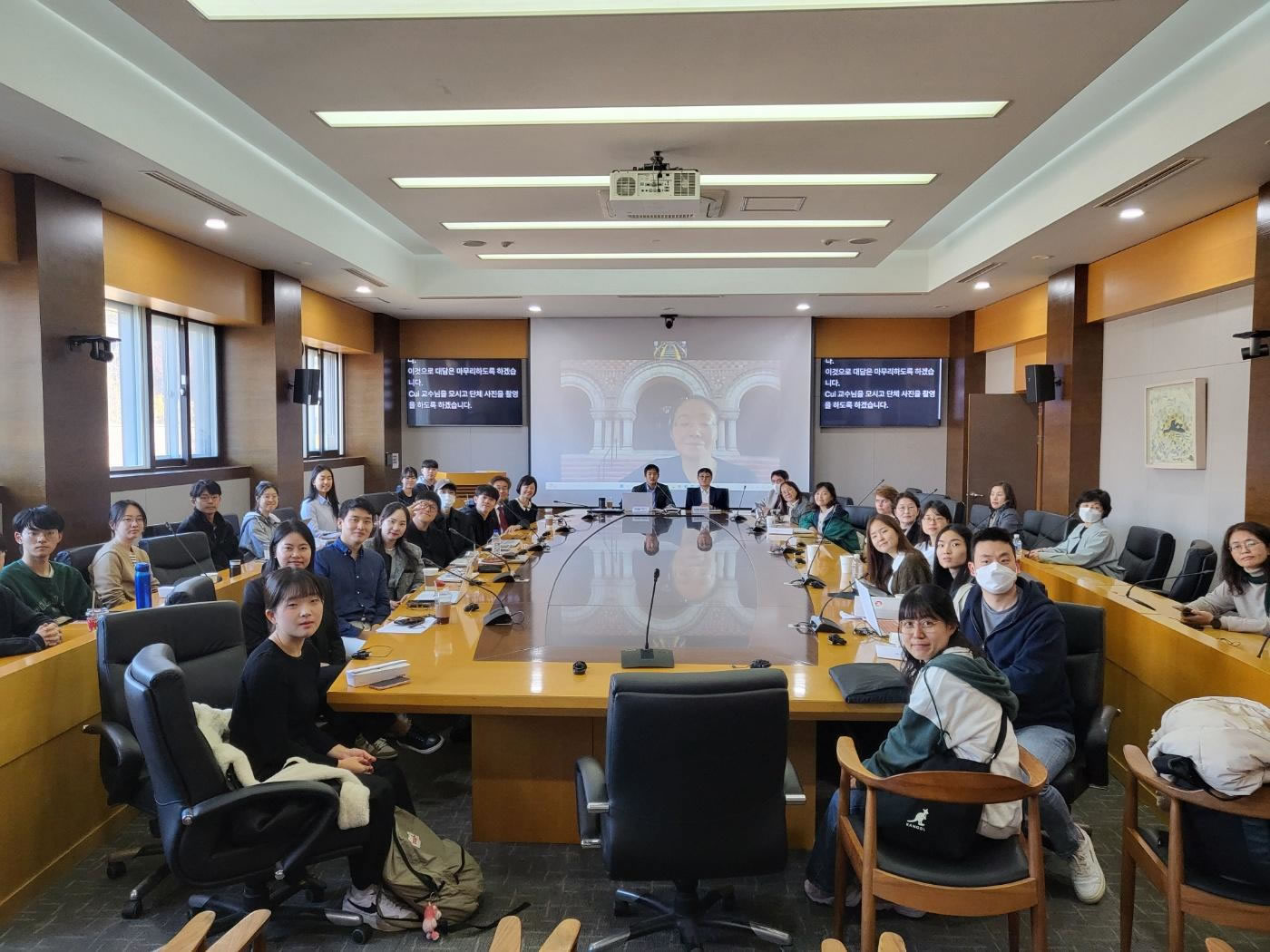 실내, 가구, 의자, 회의장이(가) 표시된 사진  자동 생성된 설명