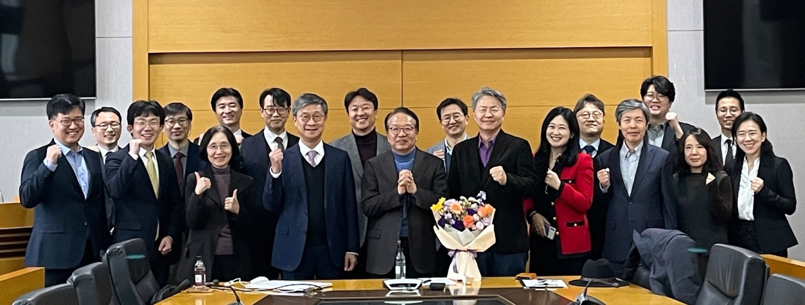 의류, 슈트, 사람, 실내이(가) 표시된 사진  자동 생성된 설명