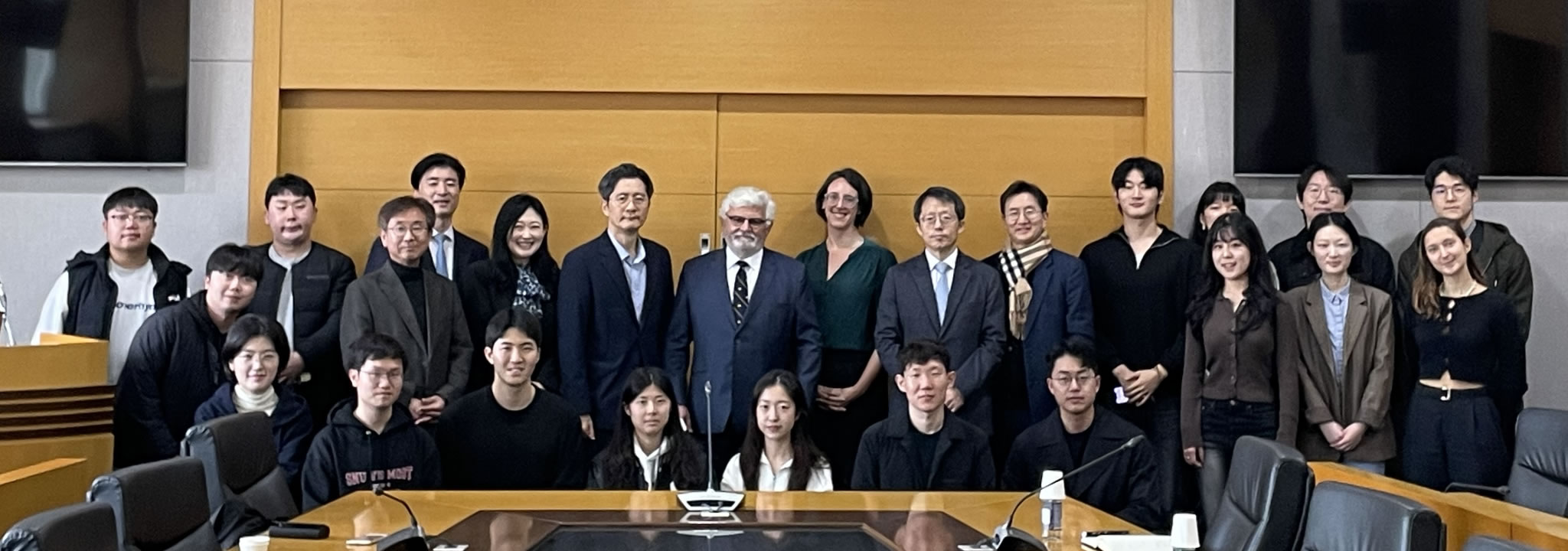 의류, 사람, 실내, 슈트이(가) 표시된 사진  자동 생성된 설명