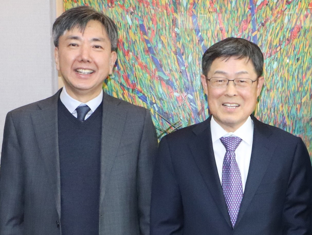 사람, 인간의 얼굴, 의류, 미소이(가) 표시된 사진  자동 생성된 설명