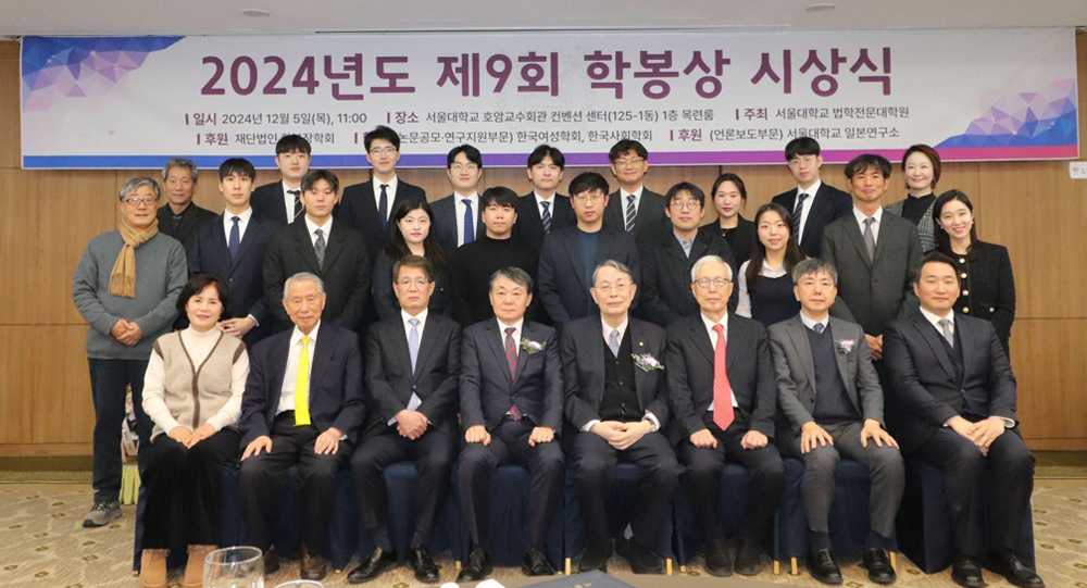 의류, 사람, 슈트, 실내이(가) 표시된 사진  자동 생성된 설명