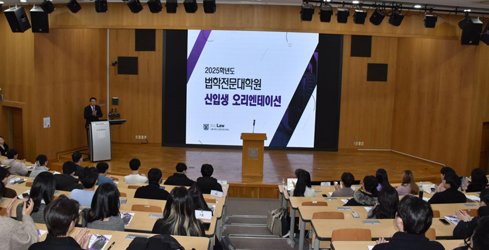 실내, 회의장, 컨벤션, 학술회의이(가) 표시된 사진  자동 생성된 설명