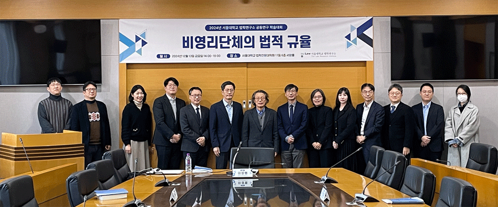 실내, 슈트, 의류, 사람이(가) 표시된 사진  자동 생성된 설명