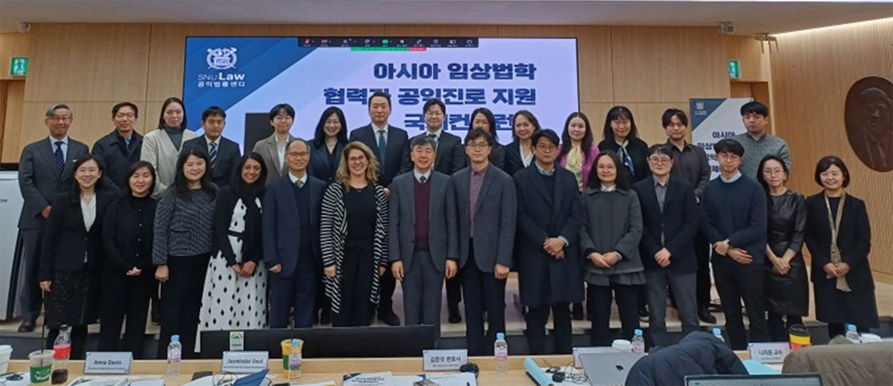 의류, 사람, 슈트, 실내이(가) 표시된 사진  자동 생성된 설명